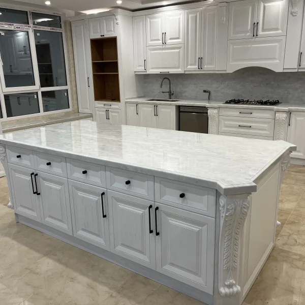 آشپزخانه پروژه شهید محلاتی با طراحی کابینت‌های روکش چوب طبیعی، رنگ سفید صدفی Gence ترکیه، کشوهای تاندم باکس Bloom و لولاهای Meloni