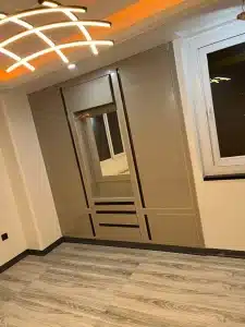 کمد دیواری هایگلاس یلدیز با دستگیره آلومینیومی رنگی و یراق‌آلات چینی درجه یک در پروژه زعفرانیه