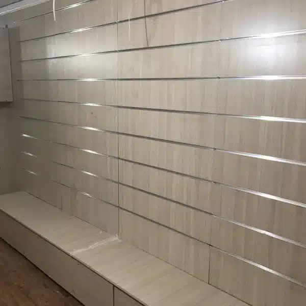 طراحی دکور و رگالبندی مغازه با استفاده از امدیاف روشن و قفسههای شیاردار در پروژه گمرک