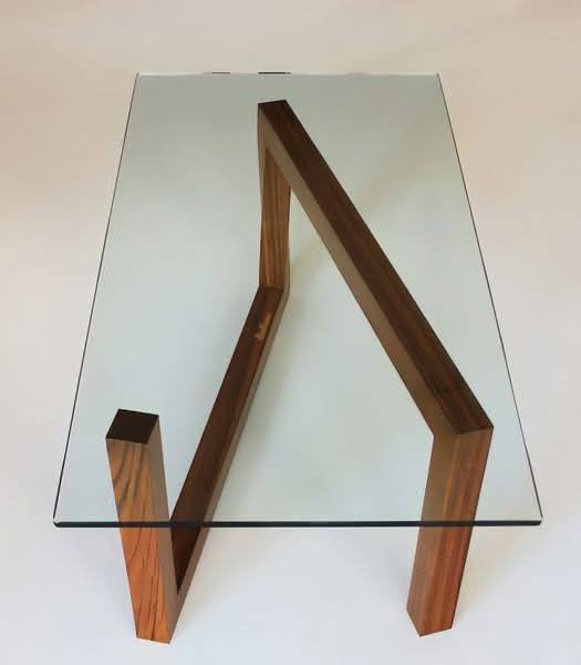 میز جلو مبلی مستطیلی با صفحه شیشهای و پایه زاویهدار چوب روس – مدل مانرا